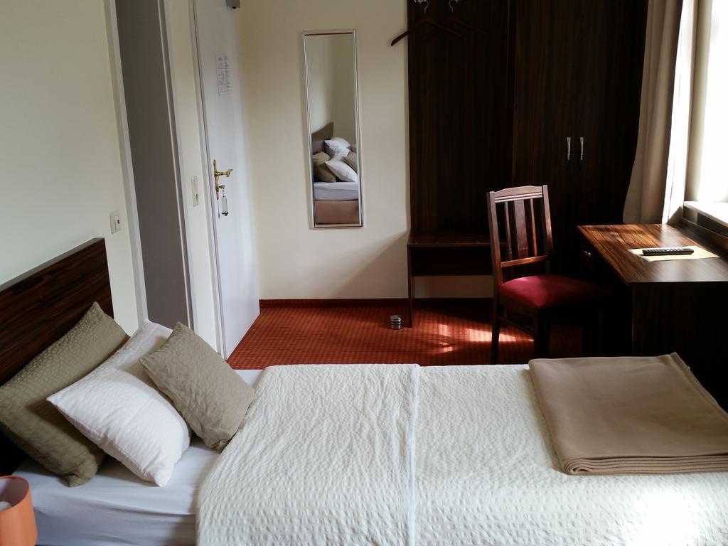 Linde Restaurant & Hotel Nussloch ภายนอก รูปภาพ